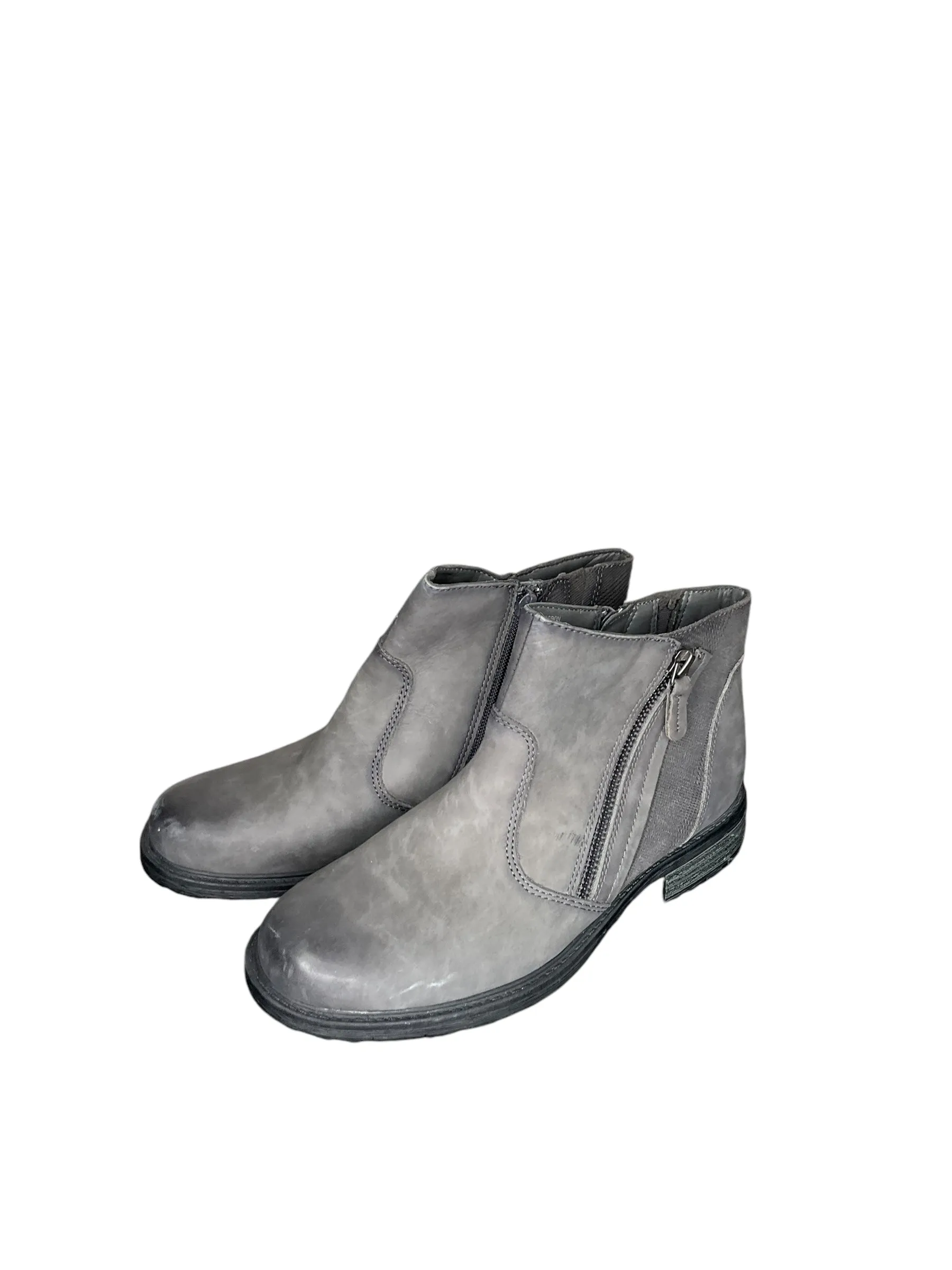 Boots Ankle Flats By Earth In Grey, Size: 8