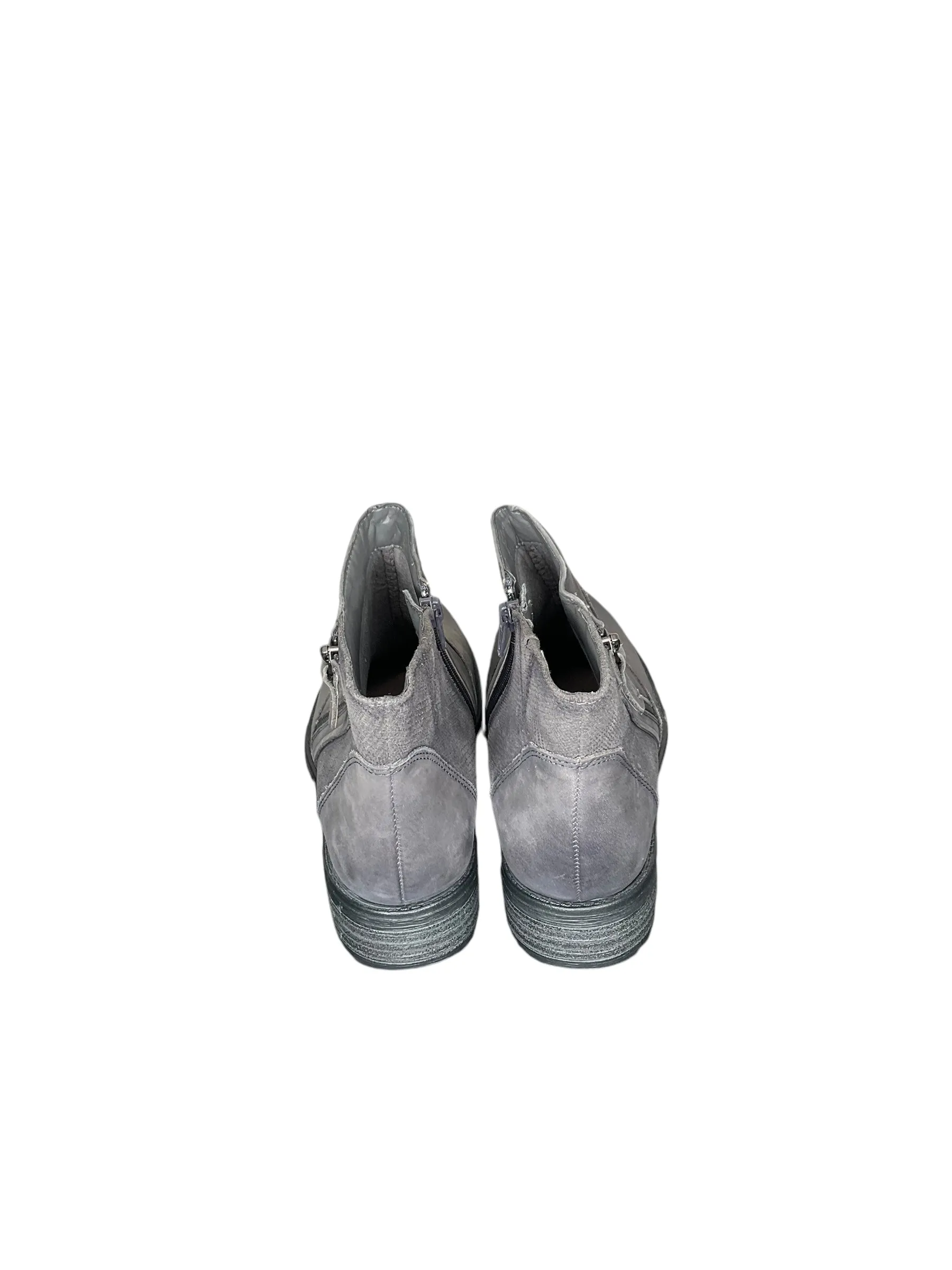 Boots Ankle Flats By Earth In Grey, Size: 8