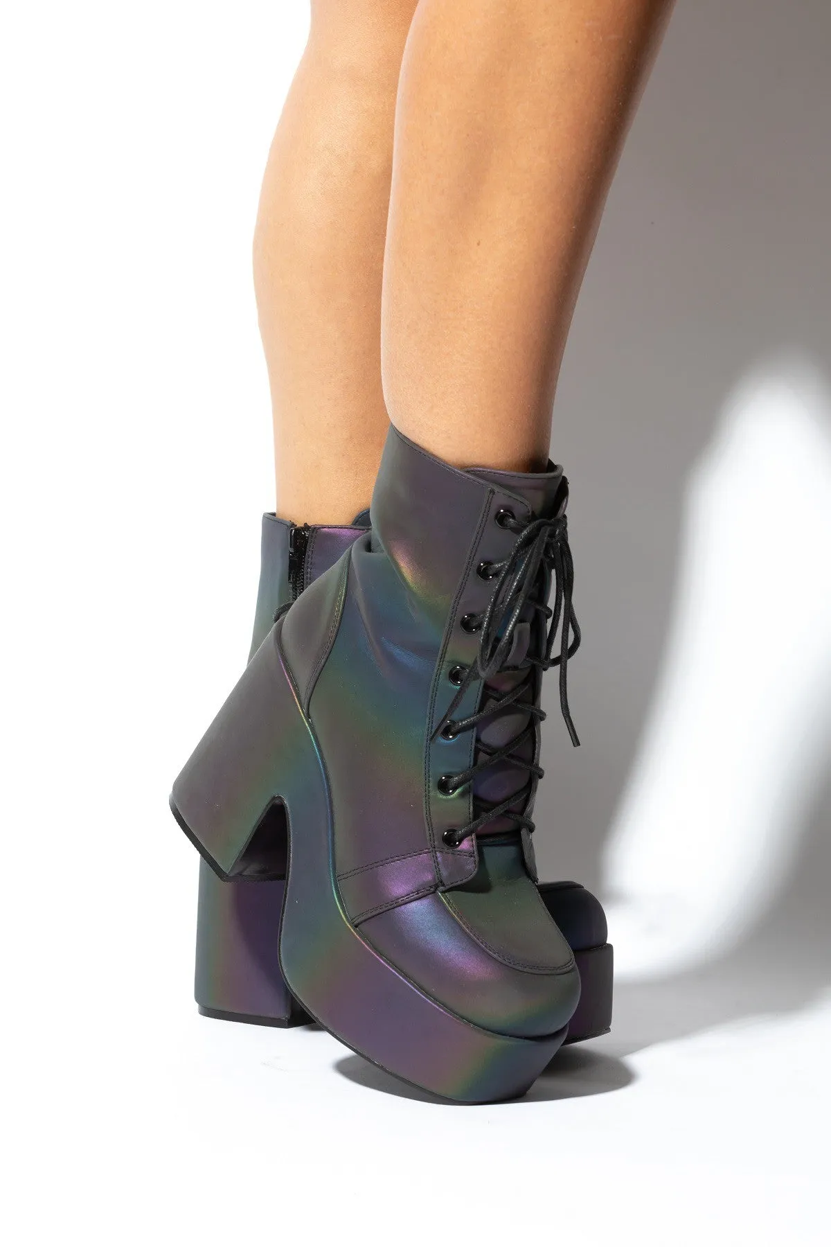 BOTAS CON PLATAFORMA GRUESA CON CORDONES REFLECTANTES PARA MUJER