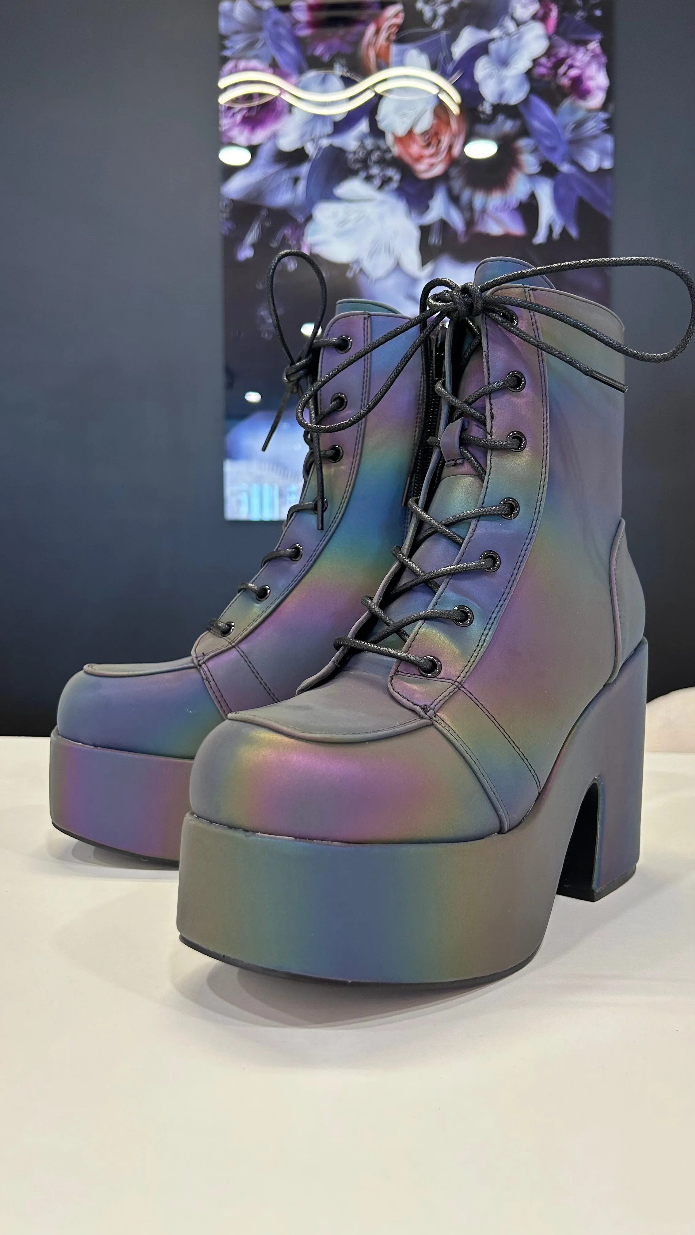 BOTAS CON PLATAFORMA GRUESA CON CORDONES REFLECTANTES PARA MUJER