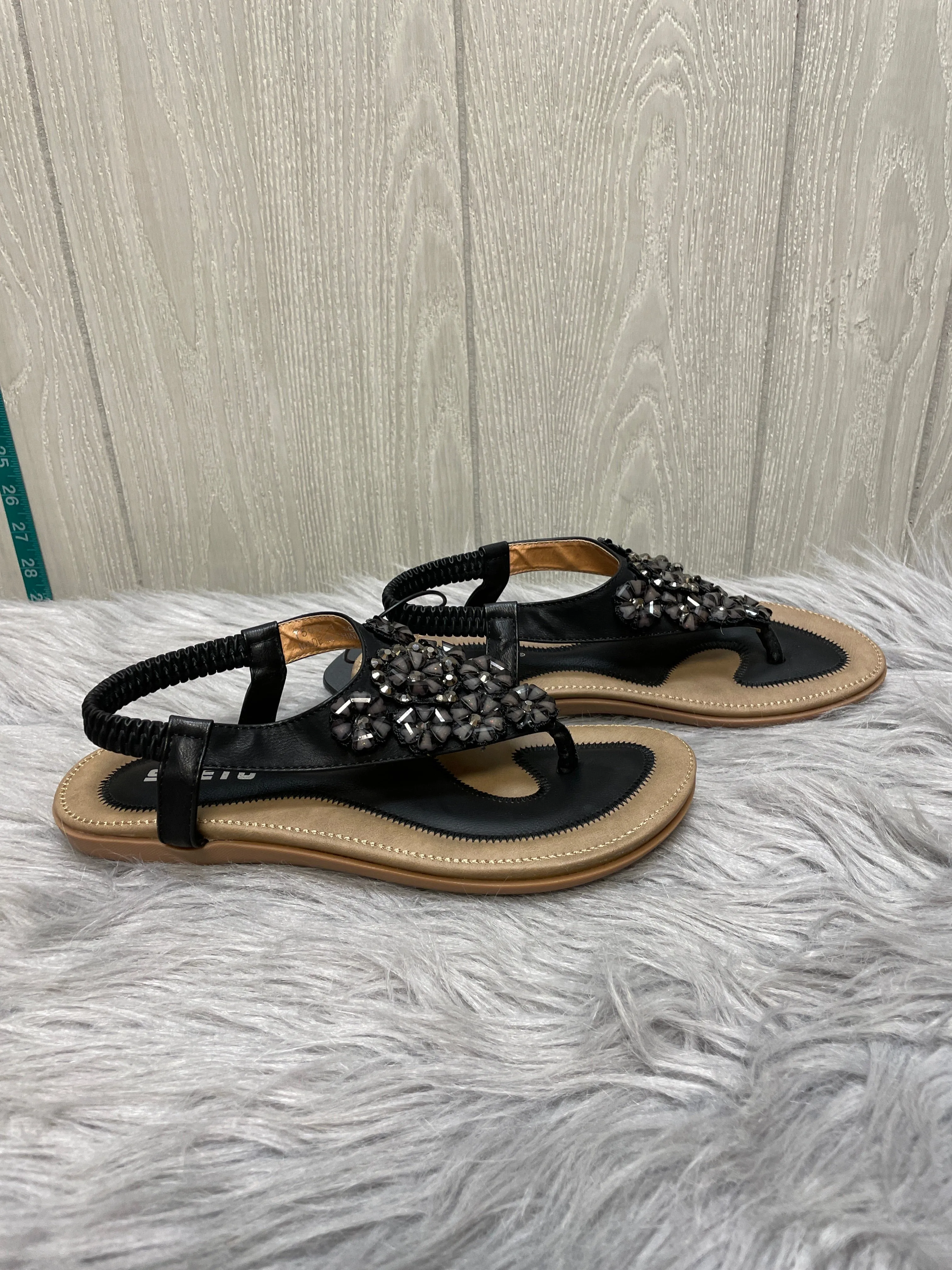 Sandals Flats By Clothes Mentor In Black & Tan, Size: 7.5